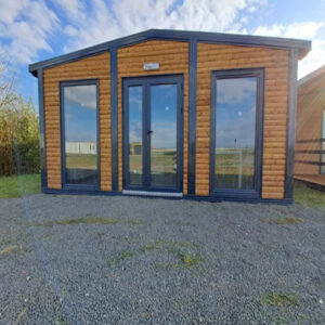Møbleret bungalow – Chalet med have, 28 m²